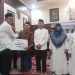 Wali Kota Blitar Syauqul Muhibbin (Mas Ibin) menyerahkan santunan kepada anak yatim dalam kegiatan santunan dan buka puasa bersama di Rumah Dinas Wali Kota Blitar, Selasa (10/3/2026).(Dok. Diskominfo)