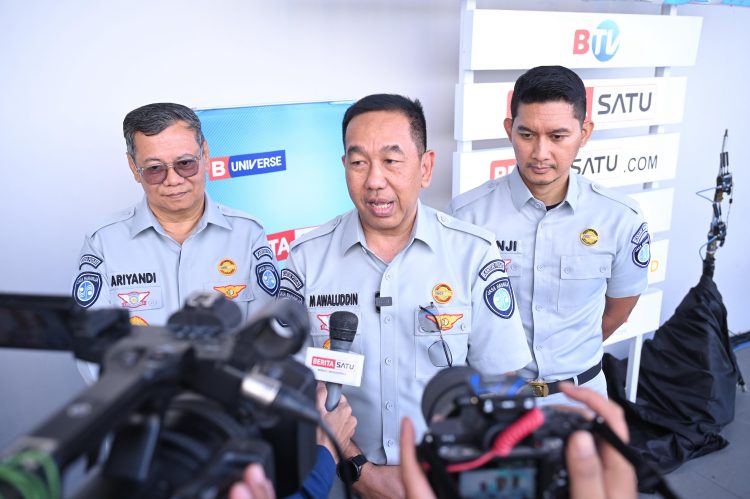 Direktur Utama Jasa Raharja Muhammad Awaluddin memberikan keterangan kepada awak media usai menghadiri pelepasan Tim Liputan Mudik B-Universe 2026 di Kantor B-Universe, Tangerang, Selasa (10/3/2026). (Dok.Humas JR Jambi)