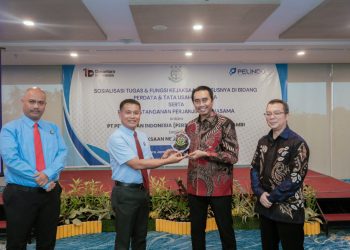 General Manager Pelindo Regional 2 Jambi Febrianto Zenny Sulistyo Hari Murti menyerahkan cendera mata kepada Kepala Kejaksaan Negeri Muaro Jambi Karya Graham Hutagaol usai penandatanganan perjanjian kerja sama penanganan masalah hukum di bidang Perdata dan Tata Usaha Negara, Selasa (10/3). (Dok. Humas)