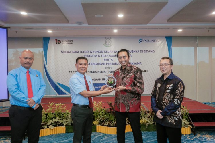 General Manager Pelindo Regional 2 Jambi Febrianto Zenny Sulistyo Hari Murti menyerahkan cendera mata kepada Kepala Kejaksaan Negeri Muaro Jambi Karya Graham Hutagaol usai penandatanganan perjanjian kerja sama penanganan masalah hukum di bidang Perdata dan Tata Usaha Negara, Selasa (10/3). (Dok. Humas)