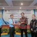 General Manager Pelindo Regional 2 Jambi Febrianto Zenny Sulistyo Hari Murti menyerahkan cendera mata kepada Kepala Kejaksaan Negeri Muaro Jambi Karya Graham Hutagaol usai penandatanganan perjanjian kerja sama penanganan masalah hukum di bidang Perdata dan Tata Usaha Negara, Selasa (10/3). (Dok. Humas)