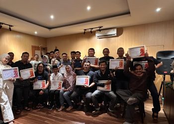 Manajemen PT Sinar Sentosa Primatama (Sinsen) bersama sejumlah jurnalis berfoto usai kegiatan buka puasa bersama dan penyerahan Media Awarding di Jambi, Jumat (13/3/2026). ( Dok. Syabila)