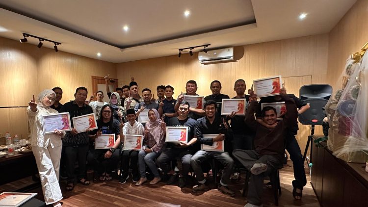 Manajemen PT Sinar Sentosa Primatama (Sinsen) bersama sejumlah jurnalis berfoto usai kegiatan buka puasa bersama dan penyerahan Media Awarding di Jambi, Jumat (13/3/2026). ( Dok. Syabila)