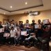 Manajemen PT Sinar Sentosa Primatama (Sinsen) bersama sejumlah jurnalis berfoto usai kegiatan buka puasa bersama dan penyerahan Media Awarding di Jambi, Jumat (13/3/2026). ( Dok. Syabila)