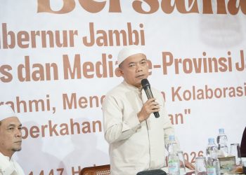 Gubernur Al Haris saat menyampaikan kata sambutan pada acara buka puasa bersama awak media di Pondok Kito Depan Kuburan Cino, Kota Jambi, Senin (16/03/2026) (Dok. Erit)