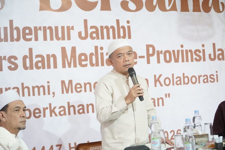 Gubernur Al Haris saat menyampaikan kata sambutan pada acara buka puasa bersama awak media di Pondok Kito Depan Kuburan Cino, Kota Jambi, Senin (16/03/2026) (Dok. Erit)