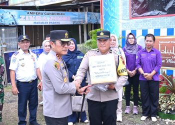 Kapolda Jambi Irjen Pol. Krisno H. Siregar meninjau Pos Pelayanan Idul Fitri di Kota Jambi, (Dok.Nahar)