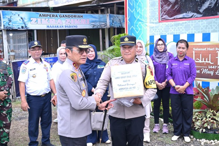 Kapolda Jambi Irjen Pol. Krisno H. Siregar meninjau Pos Pelayanan Idul Fitri di Kota Jambi, (Dok.Nahar)