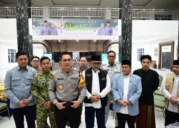 Kapolda Jambi Irjen Pol. Krisno H. Siregar bersama unsur Forkopimda memberikan keterangan usai mengikuti vicon pemantauan malam takbiran Idul Fitri 1447 H (dok.Nahar)