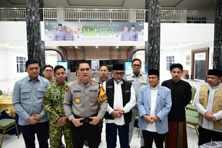 Kapolda Jambi Irjen Pol. Krisno H. Siregar bersama unsur Forkopimda memberikan keterangan usai mengikuti vicon pemantauan malam takbiran Idul Fitri 1447 H (dok.Nahar)