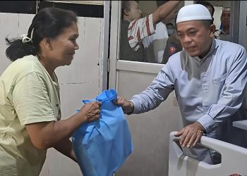 Gubernur Jambi Al Haris menyerahkan bantuan kepada pasien saat melakukan kunjungan ke RSUD Raden Mattaher, Kota Jambi, Jumat (20/3/2026) (Dok.Riky)