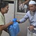 Gubernur Jambi Al Haris menyerahkan bantuan kepada pasien saat melakukan kunjungan ke RSUD Raden Mattaher, Kota Jambi, Jumat (20/3/2026) (Dok.Riky)