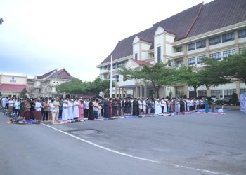 Ratusan jamaah mengikuti Shalat Idul Fitri 1447 Hijriah di Lapangan Hitam Mapolda Jambi, Sabtu (21/3/2026), (Dok.Nahar)