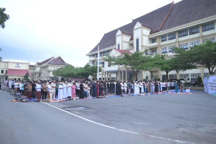 Ratusan jamaah mengikuti Shalat Idul Fitri 1447 Hijriah di Lapangan Hitam Mapolda Jambi, Sabtu (21/3/2026), (Dok.Nahar)