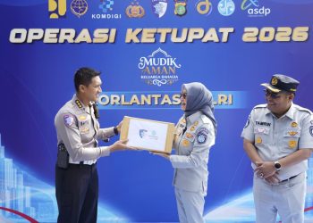 Penyerahan simbolis dalam rangka koordinasi Operasi Ketupat 2026 antara Jasa Raharja dan Korlantas Polri saat peninjauan kesiapan arus balik di Command Center KM 29, Minggu (23/3/2026). (Dok.Humas JR Jambi)