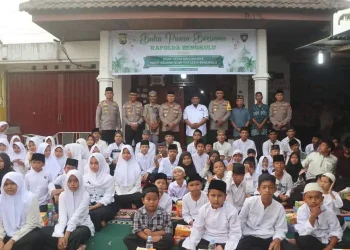 Kapolda Bengkulu Irjen Pol Mardiyono bersama pejabat utama Polda Bengkulu saat memberikan santunan kepada anak yatim dan dhuafa dalam kegiatan buka puasa bersama di Panti Asuhan Bumi Rafflesia Kota Bengkulu, Kamis (5/3/2026). (foto:Yl)