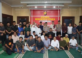 Kapolres Bengkulu Utara AKBP Bakti Kautsar Ali bersama Wakapolres dan jajaran Pejabat Utama berbuka puasa bersama insan pers di Lobby Gedung Mako Polres Bengkulu Utara, Kamis (5/3/2026), dalam suasana hangat dan penuh kebersamaan. (foto:Yl)