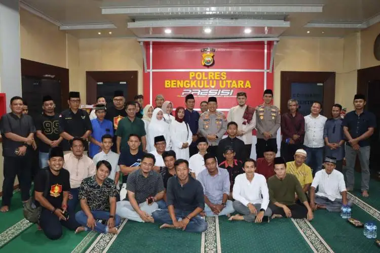 Kapolres Bengkulu Utara AKBP Bakti Kautsar Ali bersama Wakapolres dan jajaran Pejabat Utama berbuka puasa bersama insan pers di Lobby Gedung Mako Polres Bengkulu Utara, Kamis (5/3/2026), dalam suasana hangat dan penuh kebersamaan. (foto:Yl)