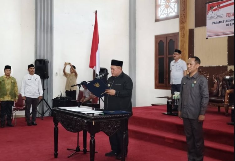 Bupati Mukomuko Choirul Huda pimpin pelantikan pejabat di lingkup Pemkab Mukomuko yang berlangsung di Balai Daerah Mukomuko, Kamis ( 12/3/2026). (Foto:Dd)