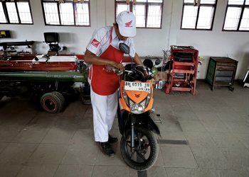 Mekanik Honda lagu menyervice Motor yang digelar PT Sinar Sentosa Primatama di Gedung Teaching Factory SMKN 3 Jambi, Selasa (3/3/2026). (Dok.sinsen)