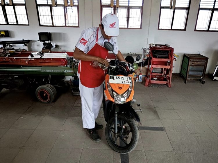 Mekanik Honda lagu menyervice Motor yang digelar PT Sinar Sentosa Primatama di Gedung Teaching Factory SMKN 3 Jambi, Selasa (3/3/2026). (Dok.sinsen)