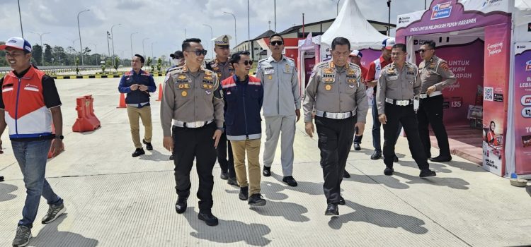 Direktur Lalu Lintas Polda Jambi Kombes Pol Adi Benny Cahyono bersama jajaran melakukan survei jalur Tol Pijoan hingga jalan arteri di wilayah Provinsi Jambi, Selasa (10/3/2026). (Dok.Nahar)