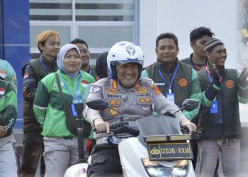 Dirlantas Polda Jambi Kombes Pol Adi Benny Cahyono memperagakan teknik berkendara aman saat pelatihan safety riding bagi ratusan pengemudi ojek online di Mapolda Jambi, Selasa (10/3/2026). (Dok . Nahar)