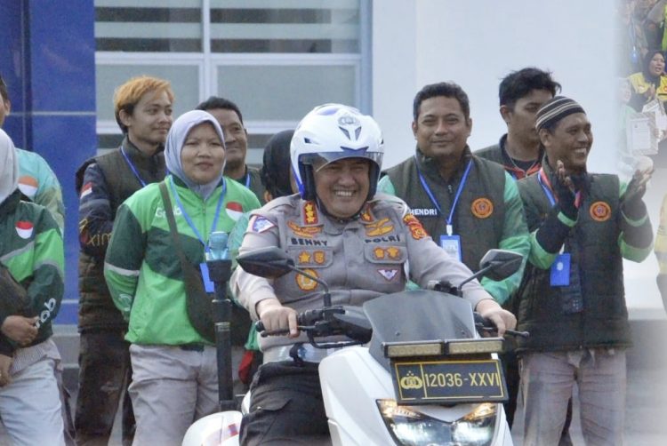 Dirlantas Polda Jambi Kombes Pol Adi Benny Cahyono memperagakan teknik berkendara aman saat pelatihan safety riding bagi ratusan pengemudi ojek online di Mapolda Jambi, Selasa (10/3/2026). (Dok . Nahar)