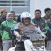 Dirlantas Polda Jambi Kombes Pol Adi Benny Cahyono memperagakan teknik berkendara aman saat pelatihan safety riding bagi ratusan pengemudi ojek online di Mapolda Jambi, Selasa (10/3/2026). (Dok . Nahar)