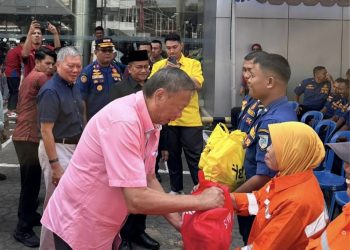 Direktur PT Sinar Sentosa Primatama menyerahkan paket sembako kepada petugas Dinas Lingkungan Hidup Kota Jambi dalam kegiatan CSR Ramadan di Kantor Pusat Sinsen, Telanaipura, Jambi, Kamis (12/3/2026). (Dok.Stepanus)