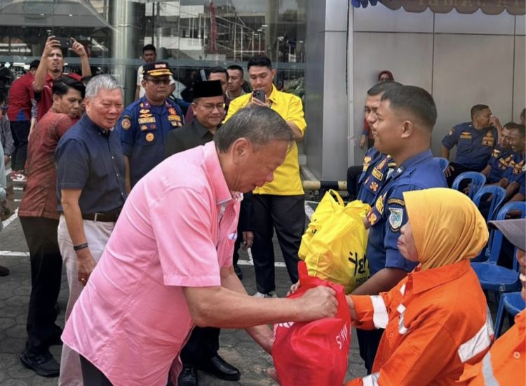 Direktur PT Sinar Sentosa Primatama menyerahkan paket sembako kepada petugas Dinas Lingkungan Hidup Kota Jambi dalam kegiatan CSR Ramadan di Kantor Pusat Sinsen, Telanaipura, Jambi, Kamis (12/3/2026). (Dok.Stepanus)