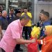 Direktur PT Sinar Sentosa Primatama menyerahkan paket sembako kepada petugas Dinas Lingkungan Hidup Kota Jambi dalam kegiatan CSR Ramadan di Kantor Pusat Sinsen, Telanaipura, Jambi, Kamis (12/3/2026). (Dok.Stepanus)