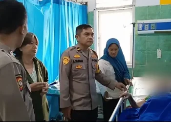 Petugas kepolisian saat menjenguk korban di rumah sakit. Sabtu (21/3/2026). (Dok.Ginting )