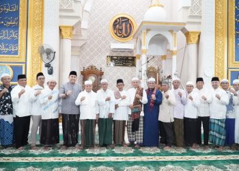 Gubernur Jambi Al Haris bersama Bupati Merangin M. Syukur dan jajaran Forkopimda foto bersama usai Safari Ramadhan 1446 H di Masjid Jami’ Al-Mu’minin, Kelurahan Pasar Pamenang, Kecamatan Pamenang, Kabupaten Merangin, Sabtu (28/2/2026) malam. (Dok. Erit)