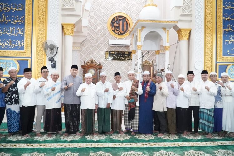 Gubernur Jambi Al Haris bersama Bupati Merangin M. Syukur dan jajaran Forkopimda foto bersama usai Safari Ramadhan 1446 H di Masjid Jami’ Al-Mu’minin, Kelurahan Pasar Pamenang, Kecamatan Pamenang, Kabupaten Merangin, Sabtu (28/2/2026) malam. (Dok. Erit)