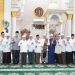 Gubernur Jambi Al Haris bersama Bupati Merangin M. Syukur dan jajaran Forkopimda foto bersama usai Safari Ramadhan 1446 H di Masjid Jami’ Al-Mu’minin, Kelurahan Pasar Pamenang, Kecamatan Pamenang, Kabupaten Merangin, Sabtu (28/2/2026) malam. (Dok. Erit)