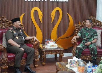Komandan Korem 042/Gapu Kolonel Inf Nyamin (kiri) berbincang dengan Kepala Kejaksaan Tinggi Jambi Sugeng Hariadi saat kunjungan silaturahmi di Kantor Kejati Jambi, Senin (2/3/2026). (Dok. Penrem 042/Gapu)