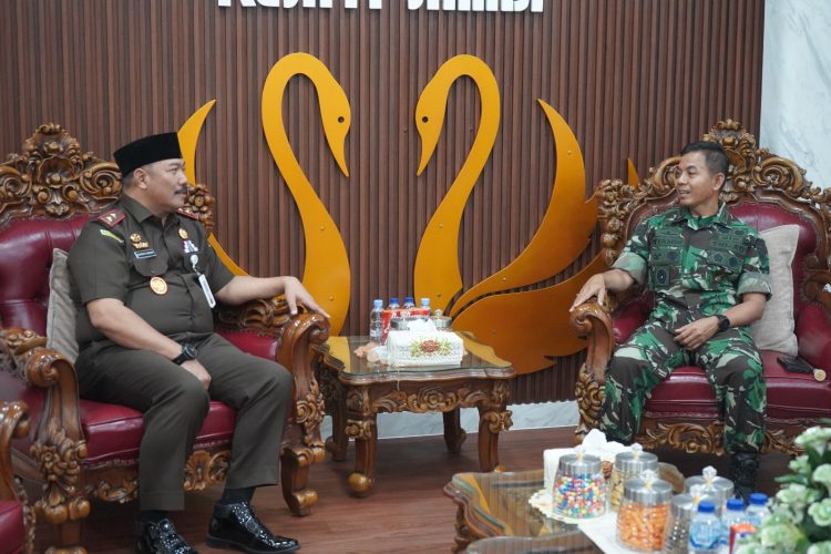 Komandan Korem 042/Gapu Kolonel Inf Nyamin (kiri) berbincang dengan Kepala Kejaksaan Tinggi Jambi Sugeng Hariadi saat kunjungan silaturahmi di Kantor Kejati Jambi, Senin (2/3/2026). (Dok. Penrem 042/Gapu)