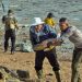 Gubernur Kepulauan Riau Ansar Ahmad (tengah) bersama jajaran Pemprov Kepri dan LAM Kepri mengangkat sampah saat aksi gotong royong bersih laut di depan pelantaran Balai Adat Melayu, Pulau Penyengat, Kota Tanjungpinang, Minggu (1/3/2026) sore. (Dok. Ikram)