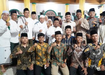 Gubernur Jambi Al Haris bersama Bupati Bungo Dedy Putra, jajaran pemerintah daerah, dan tokoh masyarakat berfoto bersama usai kegiatan Safari Ramadhan 1446 H di Masjid Al Falah, Dusun Empelu, Kecamatan Tanah Sepenggal, Kabupaten Bungo, Minggu (1/3/2026) malam. (Doik. Erit- Kominfo)