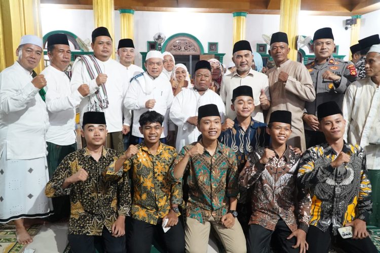 Gubernur Jambi Al Haris bersama Bupati Bungo Dedy Putra, jajaran pemerintah daerah, dan tokoh masyarakat berfoto bersama usai kegiatan Safari Ramadhan 1446 H di Masjid Al Falah, Dusun Empelu, Kecamatan Tanah Sepenggal, Kabupaten Bungo, Minggu (1/3/2026) malam. (Doik. Erit- Kominfo)