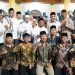 Gubernur Jambi Al Haris bersama Bupati Bungo Dedy Putra, jajaran pemerintah daerah, dan tokoh masyarakat berfoto bersama usai kegiatan Safari Ramadhan 1446 H di Masjid Al Falah, Dusun Empelu, Kecamatan Tanah Sepenggal, Kabupaten Bungo, Minggu (1/3/2026) malam. (Doik. Erit- Kominfo)