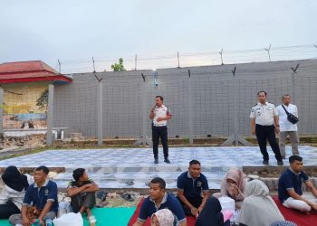 Petugas Lapas Kelas IIB Muara Bungo menyampaikan sambutan saat kegiatan buka puasa bersama Warga Binaan Pemasyarakatan (WBP) dan keluarga di aula Lapas (Dok. Humas)