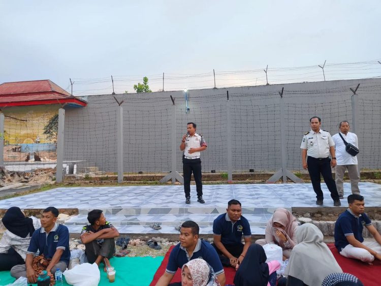 Petugas Lapas Kelas IIB Muara Bungo menyampaikan sambutan saat kegiatan buka puasa bersama Warga Binaan Pemasyarakatan (WBP) dan keluarga di aula Lapas (Dok. Humas)