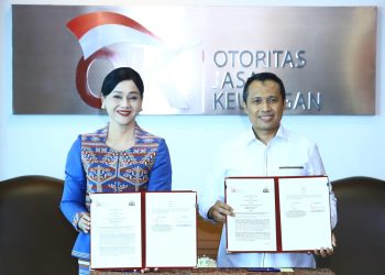 Pejabat Sementara Wakil Ketua Dewan Komisioner OJK Friderica Widyasari Dewi (kiri) dan Kepala Bareskrim Polri Komjen Pol Syahardiantono (kanan) menunjukkan dokumen Perjanjian Kerja Sama usai penandatanganan di Jakarta, Selasa (3/3/2026). (Dok. Humas OJK Jambi)