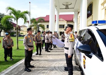 Wakapolda Jambi Brigjen Pol. B. Ali menyerahkan kendaraan dinas Pamapta kepada Polresta Jambi saat apel di Lapangan Hijau Mapolresta Jambi, Rabu (4/3/2026).(Dok. Nahar)