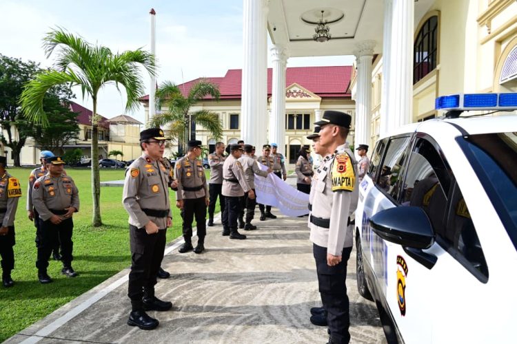 Wakapolda Jambi Brigjen Pol. B. Ali menyerahkan kendaraan dinas Pamapta kepada Polresta Jambi saat apel di Lapangan Hijau Mapolresta Jambi, Rabu (4/3/2026).(Dok. Nahar)