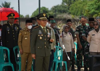 Danrem 042/Gapu Kolonel Inf Nyamin memimpin upacara pemakaman militer Kolonel Inf (Purn) Sutrisno di TPU Talangsari, Talang Bakung, Kota Jambi, Selasa (4/3/2026). (Dok. Nahar)
