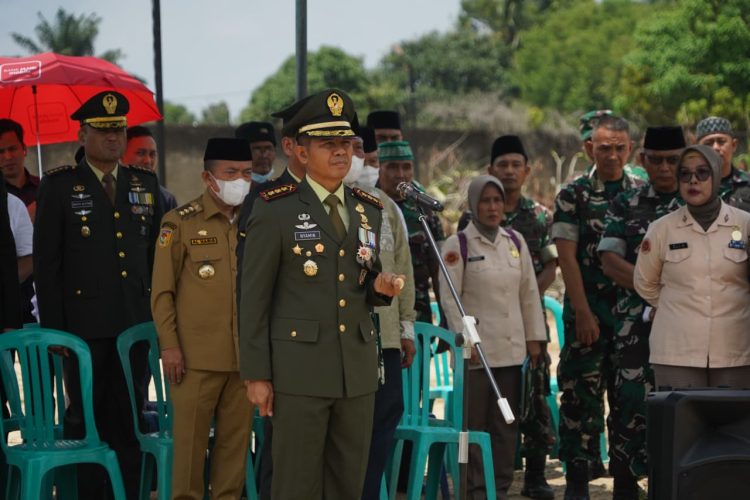 Danrem 042/Gapu Kolonel Inf Nyamin memimpin upacara pemakaman militer Kolonel Inf (Purn) Sutrisno di TPU Talangsari, Talang Bakung, Kota Jambi, Selasa (4/3/2026). (Dok. Nahar)