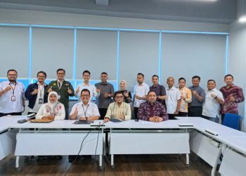 Rombongan Komisi I DPRD Provinsi Jambi berfoto bersama peneliti BRIN saat kunjungan kerja di salah satu fasilitas penelitian BRIN di Bandung, Selasa (4/3/2026) (Dok. Humas)